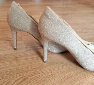 Zapatos tacón dorado adornos Talla 40