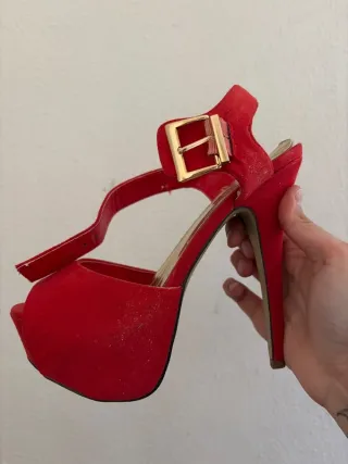 Sandalias tacón alto rojas hebilla dorada talla 39