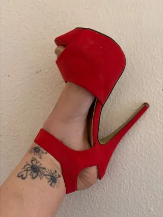 Sandalias tacón alto rojas hebilla dorada talla 39