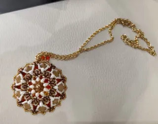 Collana con perline dorate e colorate