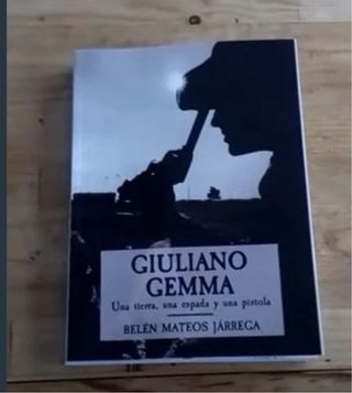 Giuliano Gemma una tierra una espada y una pistola
