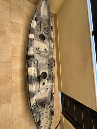 Kayak gris y blanco 3 personas