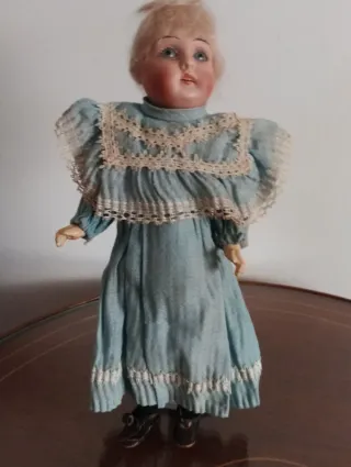 Muñeca antigua de porcelana