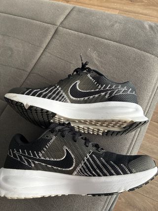 Zapatillas Nike Negras y Blancas (1 puesta)