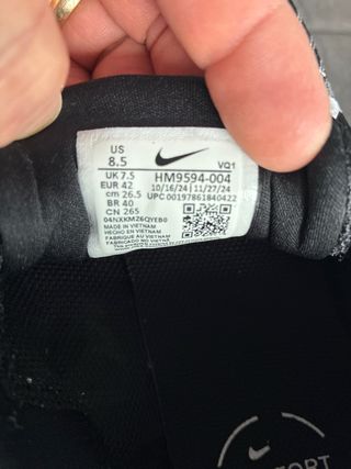 Zapatillas Nike Negras y Blancas (1 puesta)