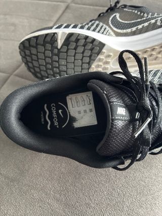 Zapatillas Nike Negras y Blancas (1 puesta)