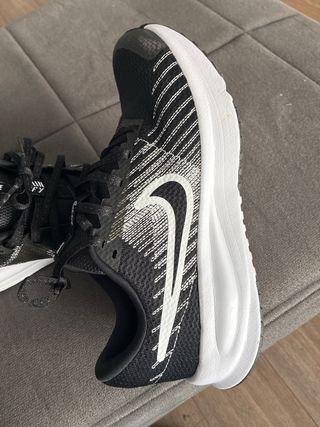 Zapatillas Nike Negras y Blancas (1 puesta)