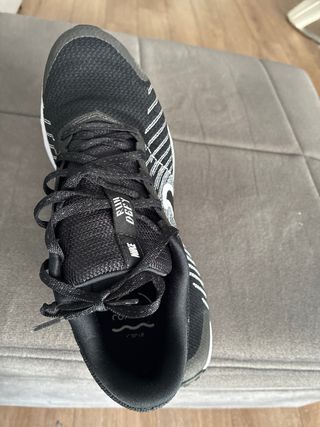 Zapatillas Nike Negras y Blancas (1 puesta)