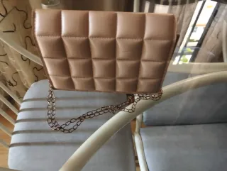 Bolso acolchado cadena beige