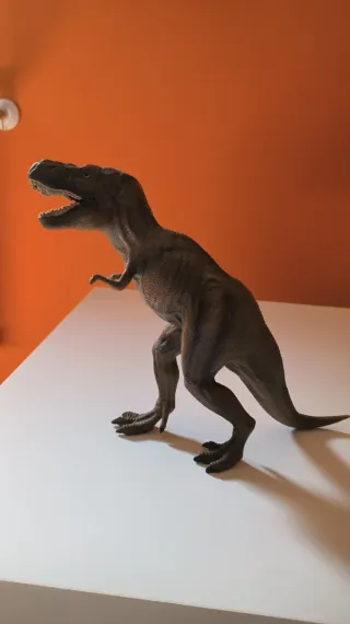 Figuras de dinosaurios T-Rex y Brontosaurio