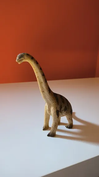 Figuras de dinosaurios T-Rex y Brontosaurio