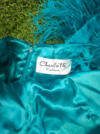 Vestido de fiesta verde con plumas