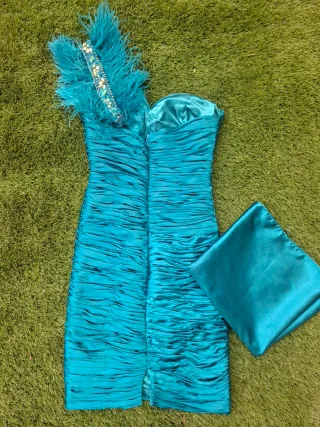 Vestido de fiesta verde con plumas