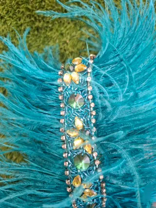 Vestido de fiesta verde con plumas