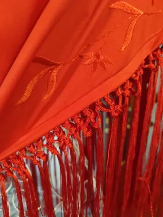 Mantoncillo rojo bordado seda flecos