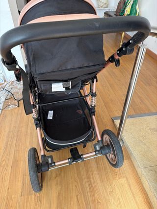Carrito de bebé negro y rosa