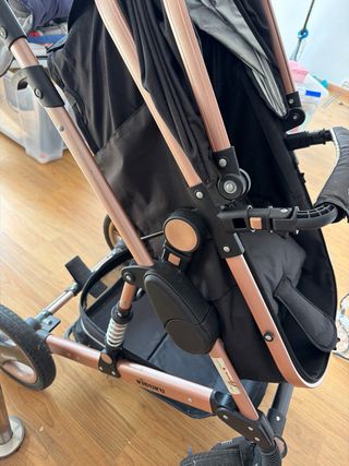 Carrito de bebé negro y rosa