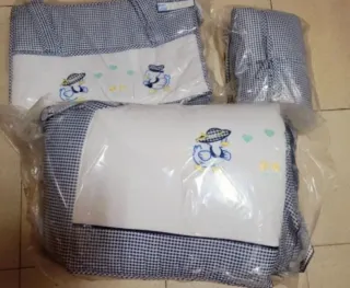 Ropa de cuna con patitos bordados