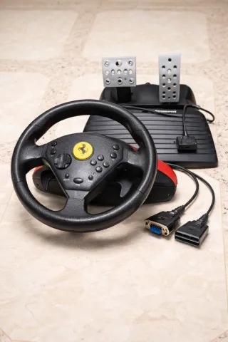 Volante Ferrari Thrustmaster PC Retro + Pedales