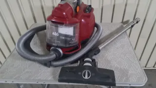 Aspiradora AEG Roja con Manguera