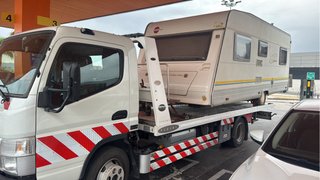 Servicio de grua y transporte de vehículos.