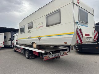 Servicio de grua y transporte de vehículos.