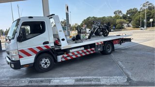 Servicio de grua y transporte de vehículos.