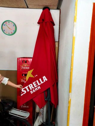 Parasol Grande Estrella Damm Rojo.