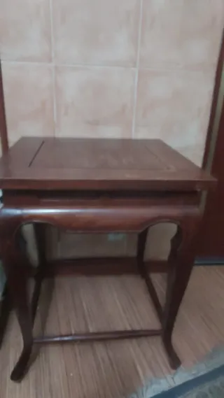 Mesa cuadrada antigua de madera