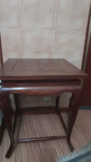 Mesa cuadrada antigua de madera