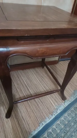 Mesa cuadrada antigua de madera