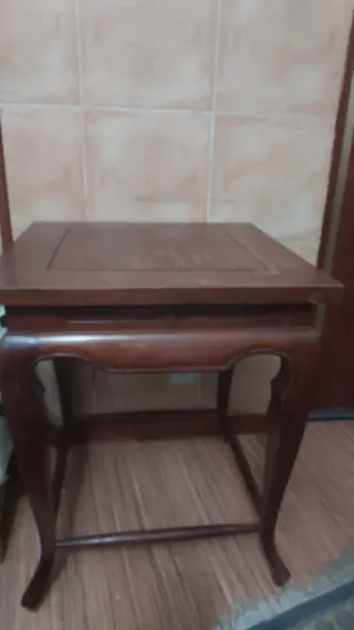 Mesa cuadrada antigua de madera