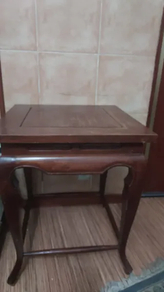 Mesa cuadrada antigua de madera