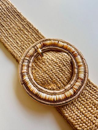 Cinturón trenzado rafia beige con hebilla redonda