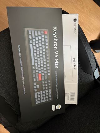 Keychron V6 Max Banana con reposamuñecas