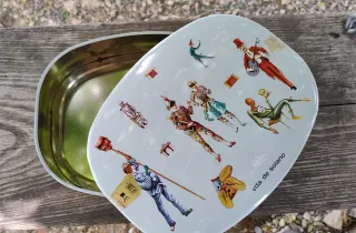 Antigua caja Vda. Solano con personajes