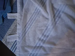 Cortinas azules y blancas