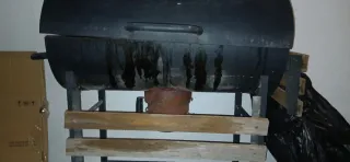 Barbacoa de carbón negra y marrón