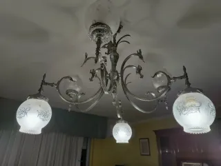 Lámpara de araña de cristal y metal