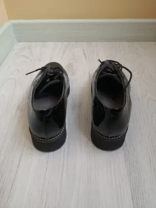 Zapatos negros charol efecto cocodrilo