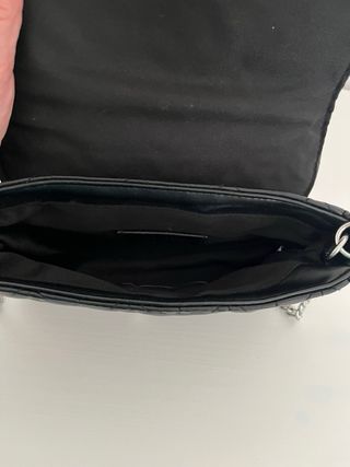 Bolso negro acolchado con cadena
