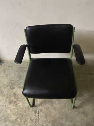 Silla de hierro con asiento y respaldo negro