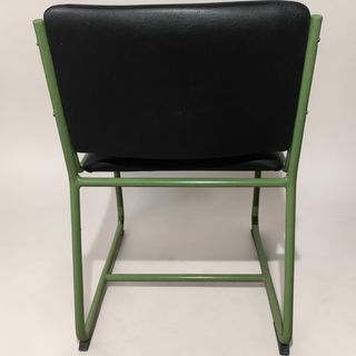 Silla de hierro con asiento y respaldo negro