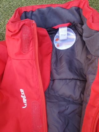 Mono de nieve rojo con guantes