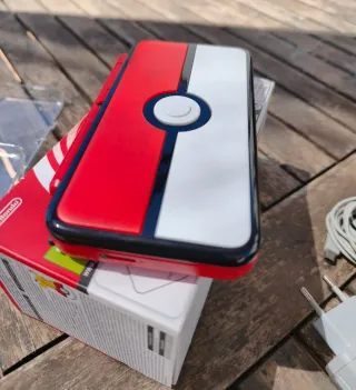 Nintendo 2DS XL Poké Ball Edition