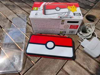 Nintendo 2DS XL Poké Ball Edition