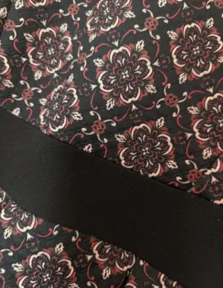 Vestito a trapezio nero fantasia floreale