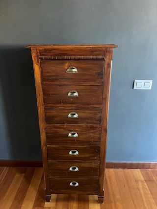 Cómoda de madera con 7 cajones.