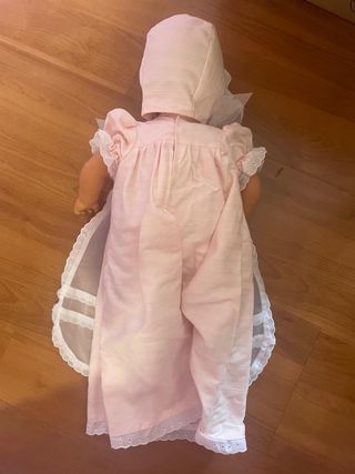 Muñeca bebé con vestido rosa y capota.Nines O’Neil