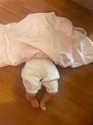 Muñeca bebé con vestido rosa y capota.Nines O’Neil